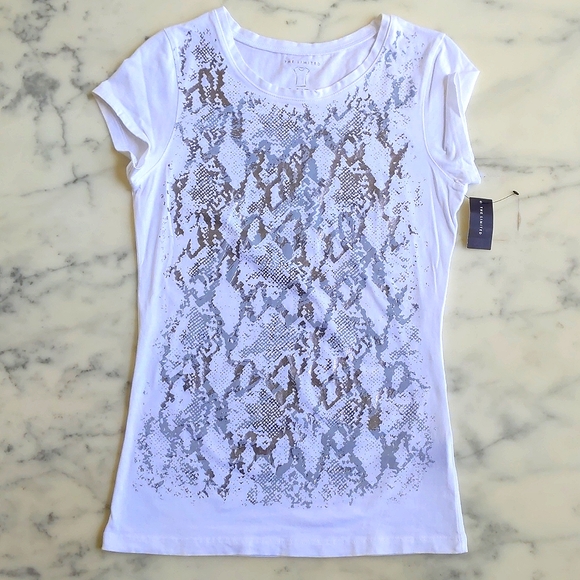 NWT. The Limited Perfect Tee Short Sleeve with silver and grey front patterns. - Picture 3 of 4